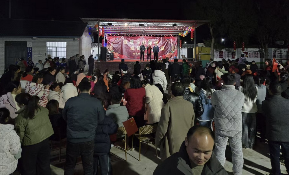 村晚烟火暖民心  驻村帮扶显真情